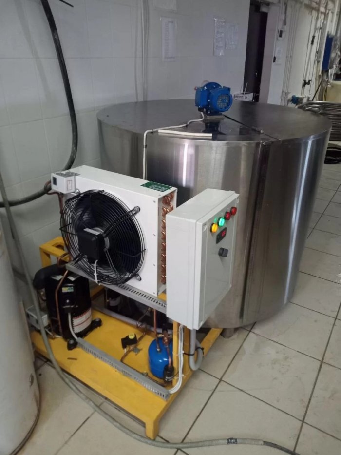 Танк-охладитель молока закрытый вертикальный 800 л.