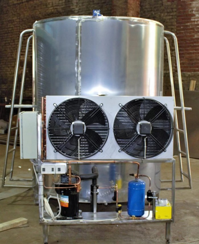 Танк-охладитель молока закрытый вертикальный 2500 л.